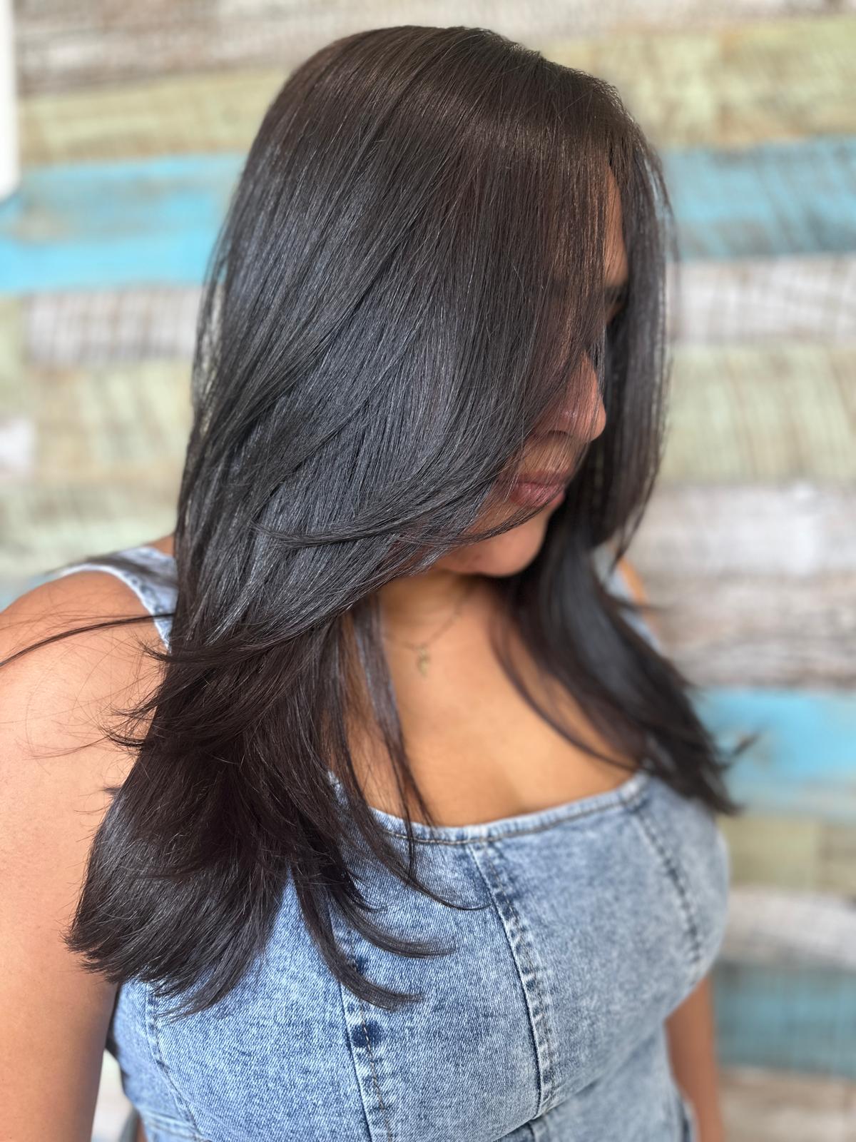 Cabello con movimiento en Vive Hermosa Salón